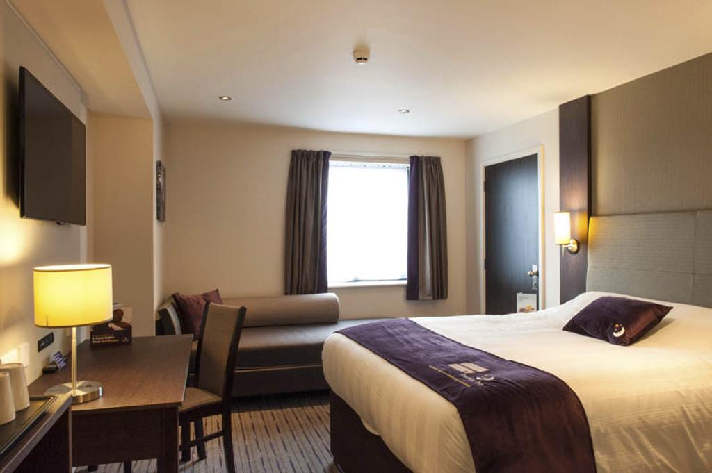 Premier Inn London Elstree / Μπόρχαμγουντ Δωμάτιο φωτογραφία
