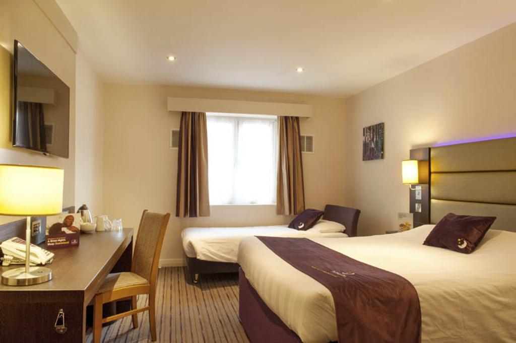 Premier Inn London Elstree / Μπόρχαμγουντ Δωμάτιο φωτογραφία