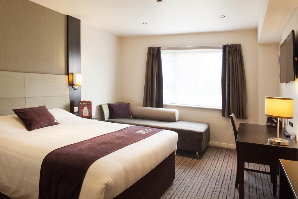 Premier Inn London Elstree / Μπόρχαμγουντ Δωμάτιο φωτογραφία