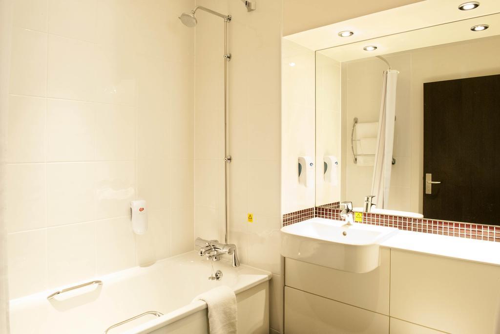 Premier Inn London Elstree / Μπόρχαμγουντ Δωμάτιο φωτογραφία