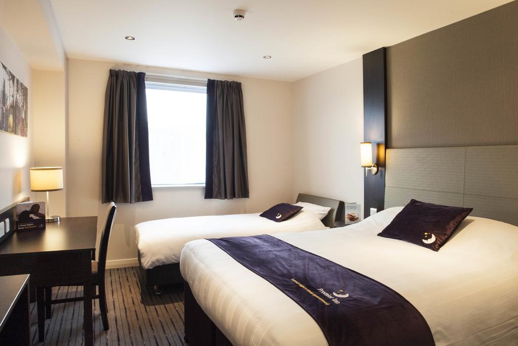 Premier Inn London Elstree / Μπόρχαμγουντ Δωμάτιο φωτογραφία